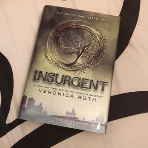 INSURGENT- VERONICA ROTH HARD COVER (divergent)